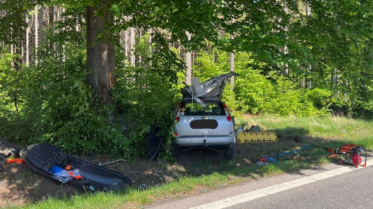Řidič se spolujezdkyní nepřežili náraz auta do stromu na Chrudimsku